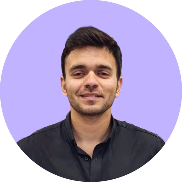 Fashionable, stylish. Young woman in casual wear on studio background. Bodypositive character, feminism, loving herself, beauty concept. Plus size businesswoman, beautiful girl. Inclusion, diversity.